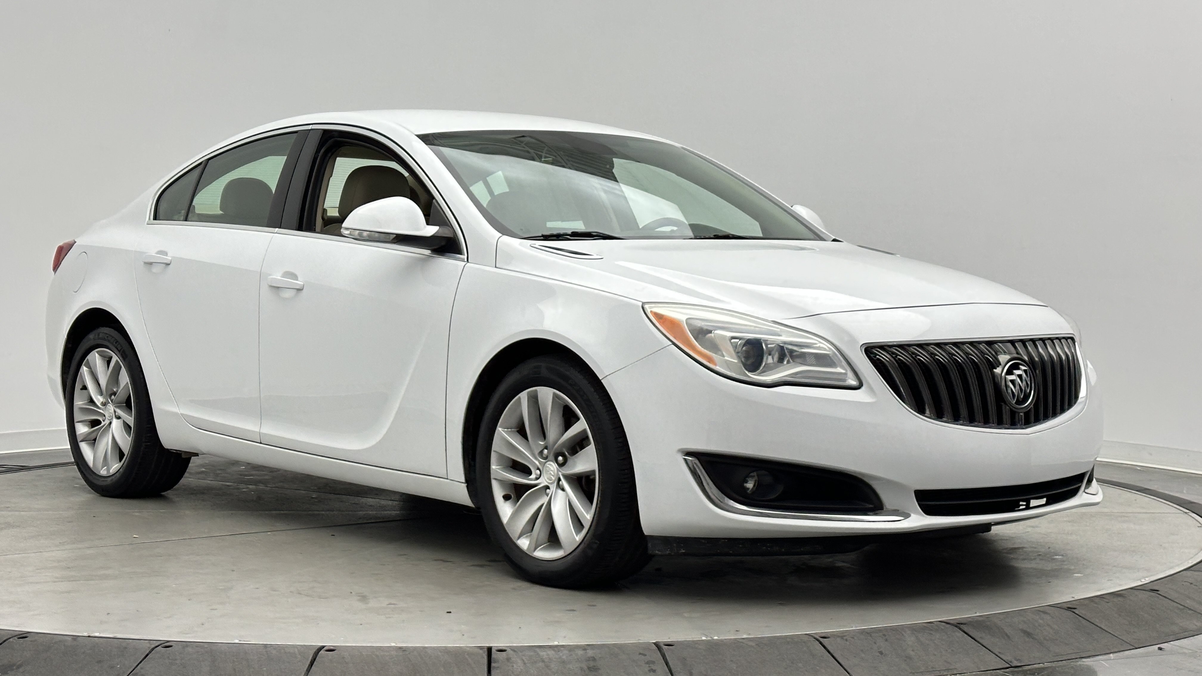 Used 2016 Buick Regal FWD image 3