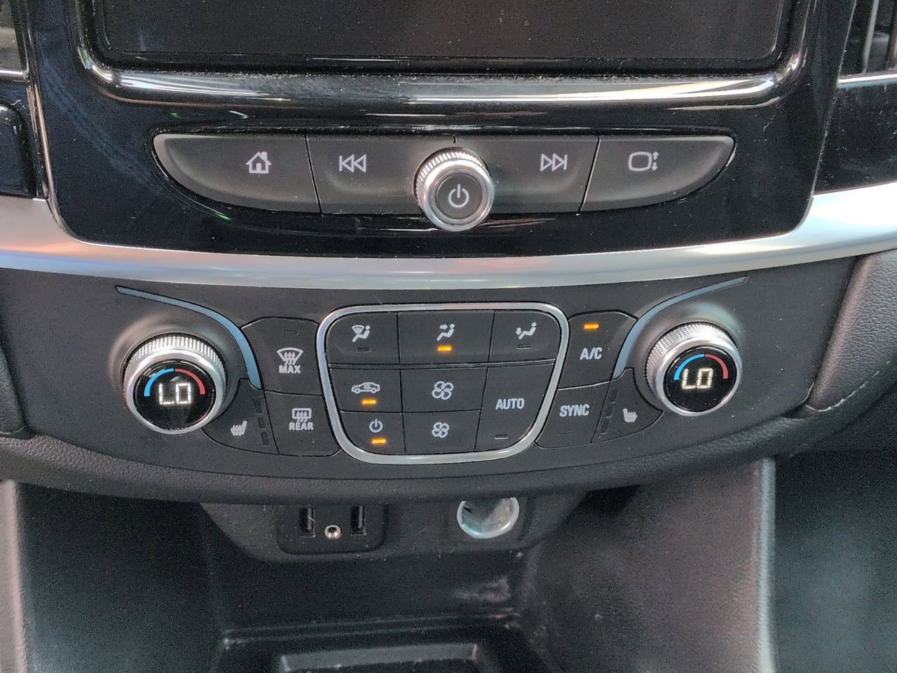 Used 2022 Chevrolet Traverse LT FWD image 18
