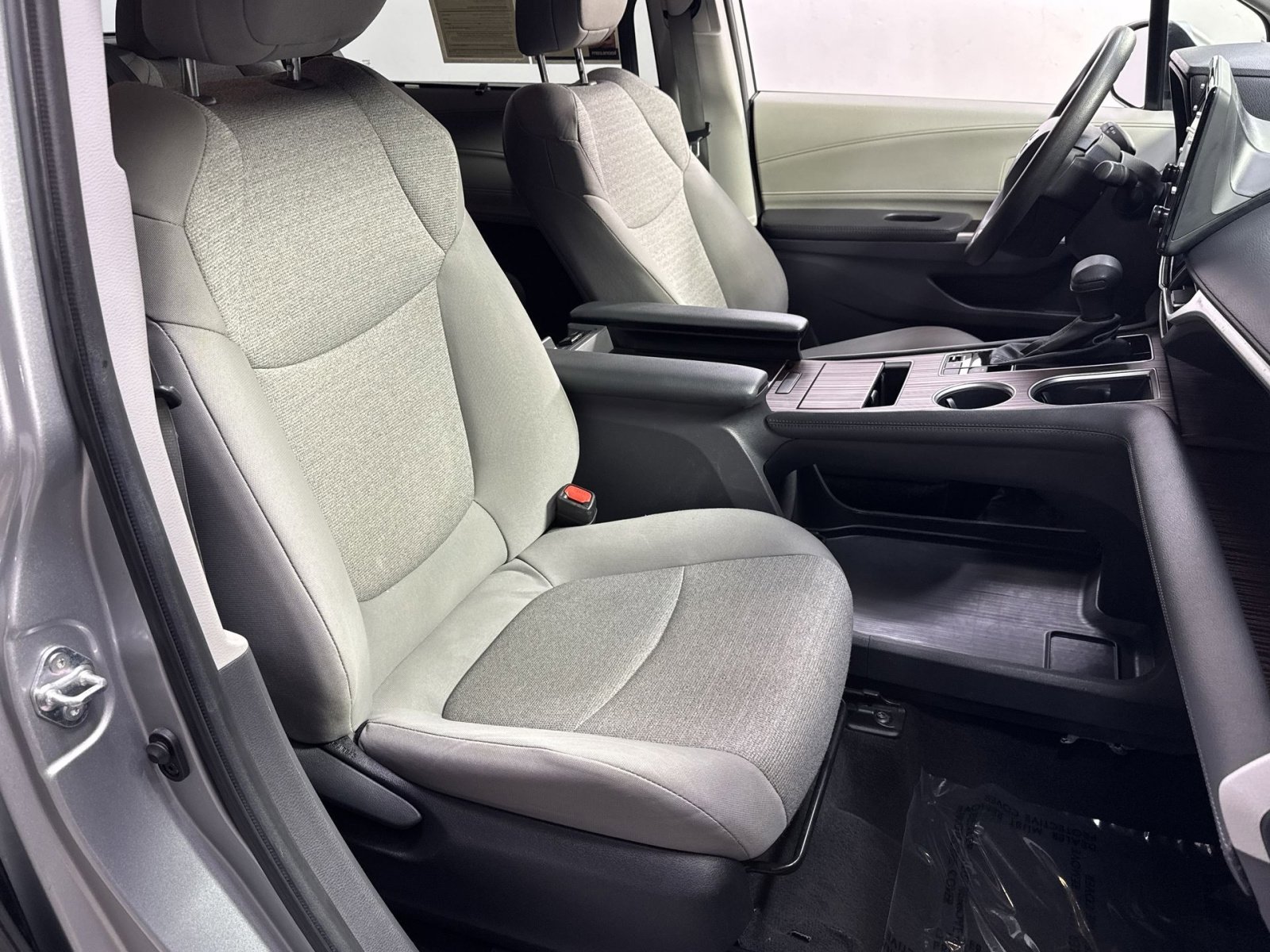 Used 2024 Toyota Sienna LE FWD image 40