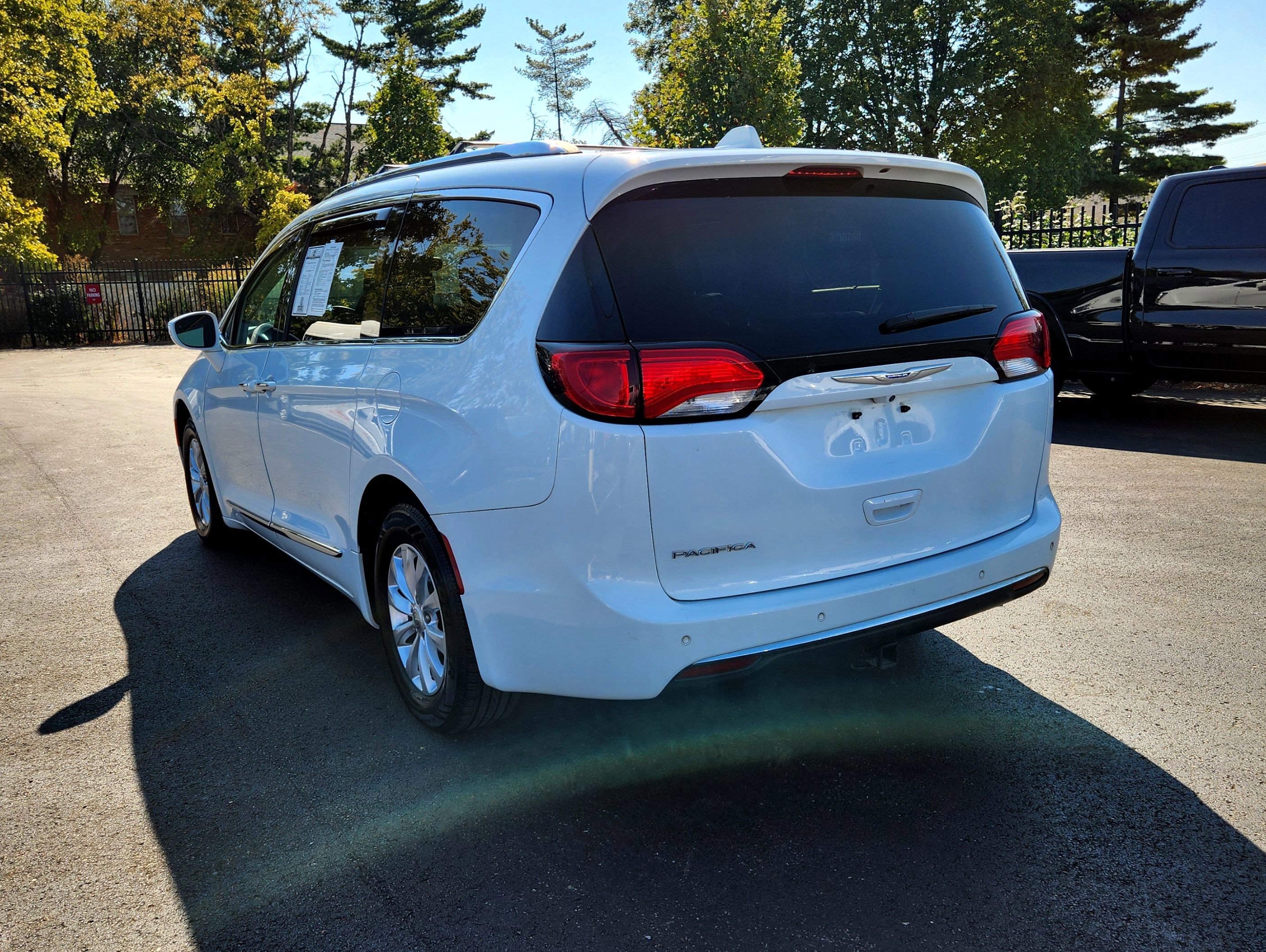 Used 2018 Chrysler Pacifica Touring-L image 6