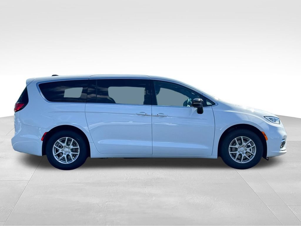 New 2026 Chrysler Pacifica Select FWD image 8