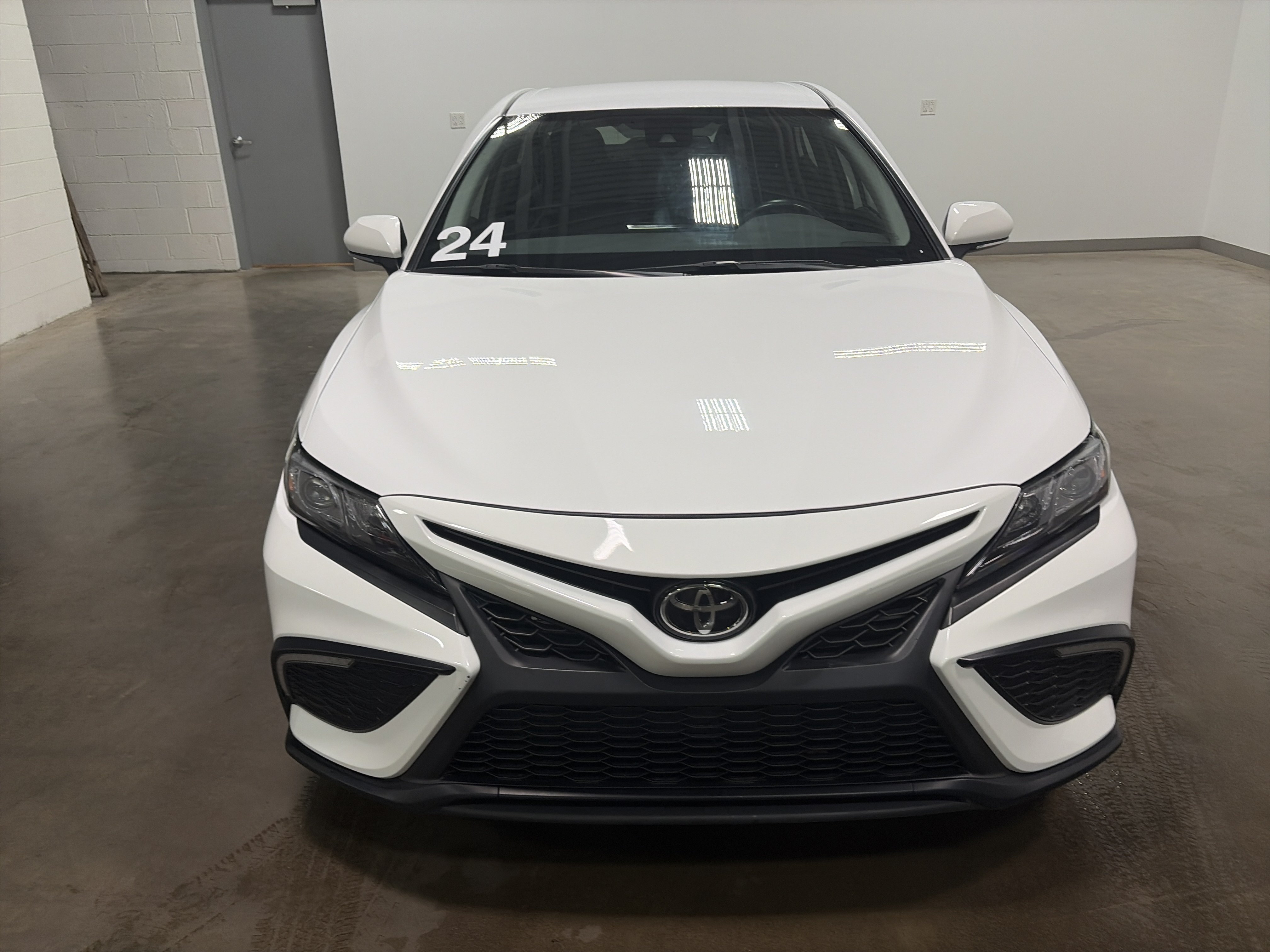 Used 2024 Toyota Camry SE w/ Convenience Package FWD image 35