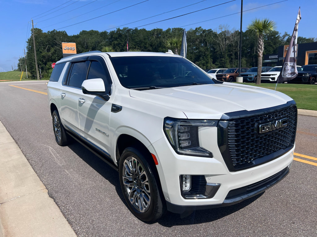 Used 2023 GMC Yukon XL Denali Ultimate AWD/4WD image 1