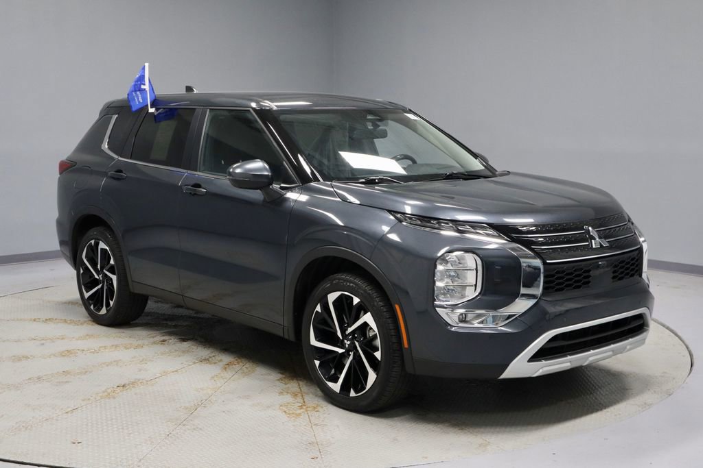 Used 2024 Mitsubishi Outlander SE image 1