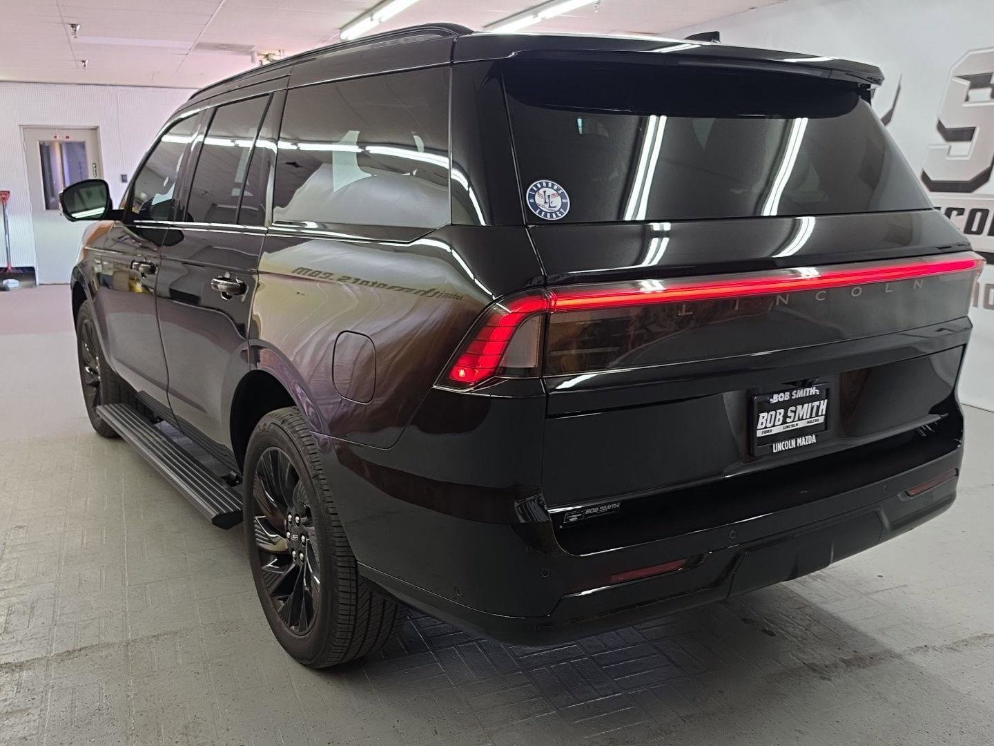 Used 2025 Lincoln Navigator Reserve w/ Jet Appearance Package AWD/4WD image 4