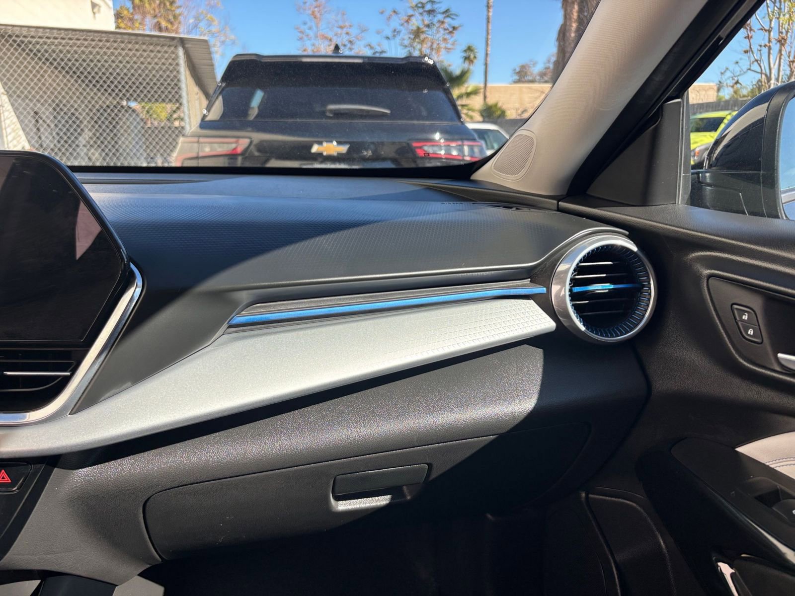 Used 2025 Chevrolet Trax LT image 35