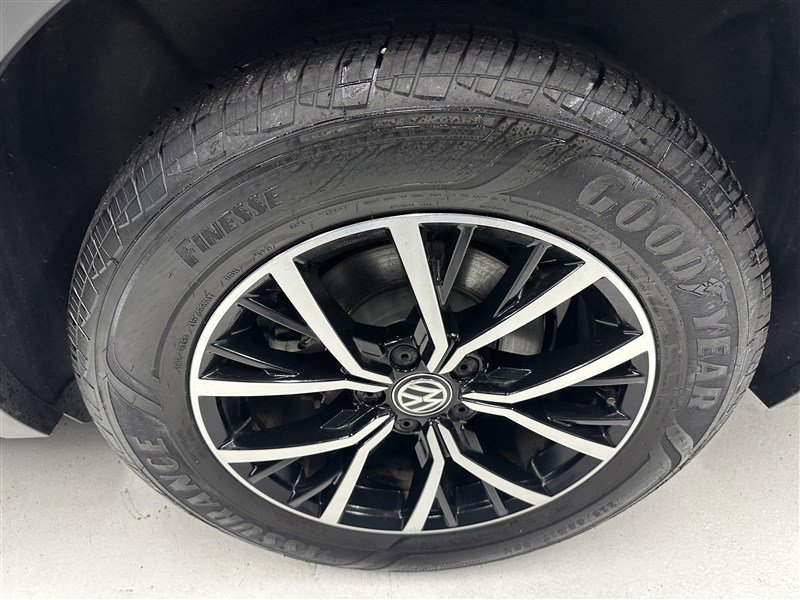 Used 2021 Volkswagen Tiguan SE w/ Panoramic Sunroof Package image 17