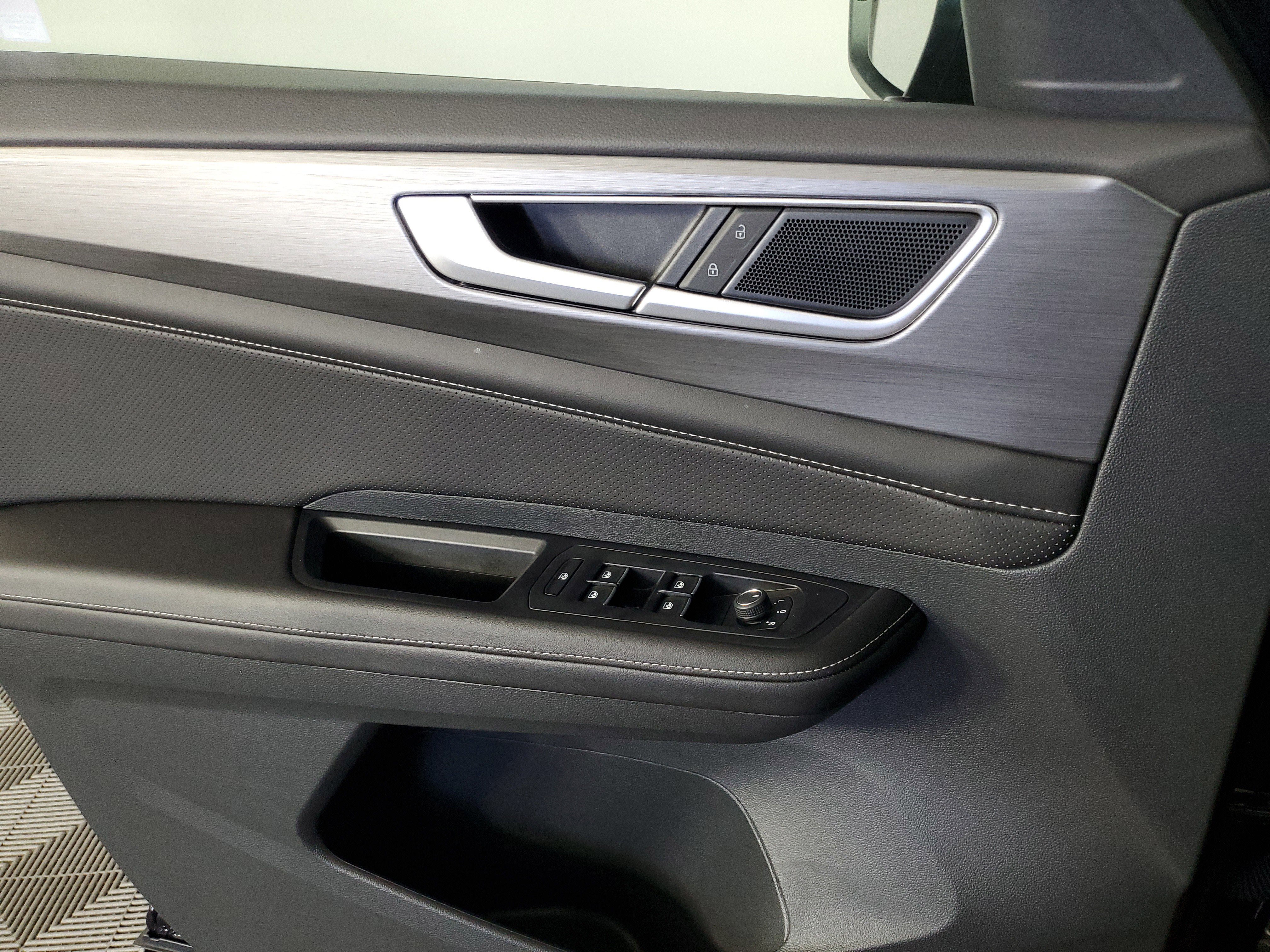 Used 2025 Volkswagen Atlas Cross Sport SE image 28