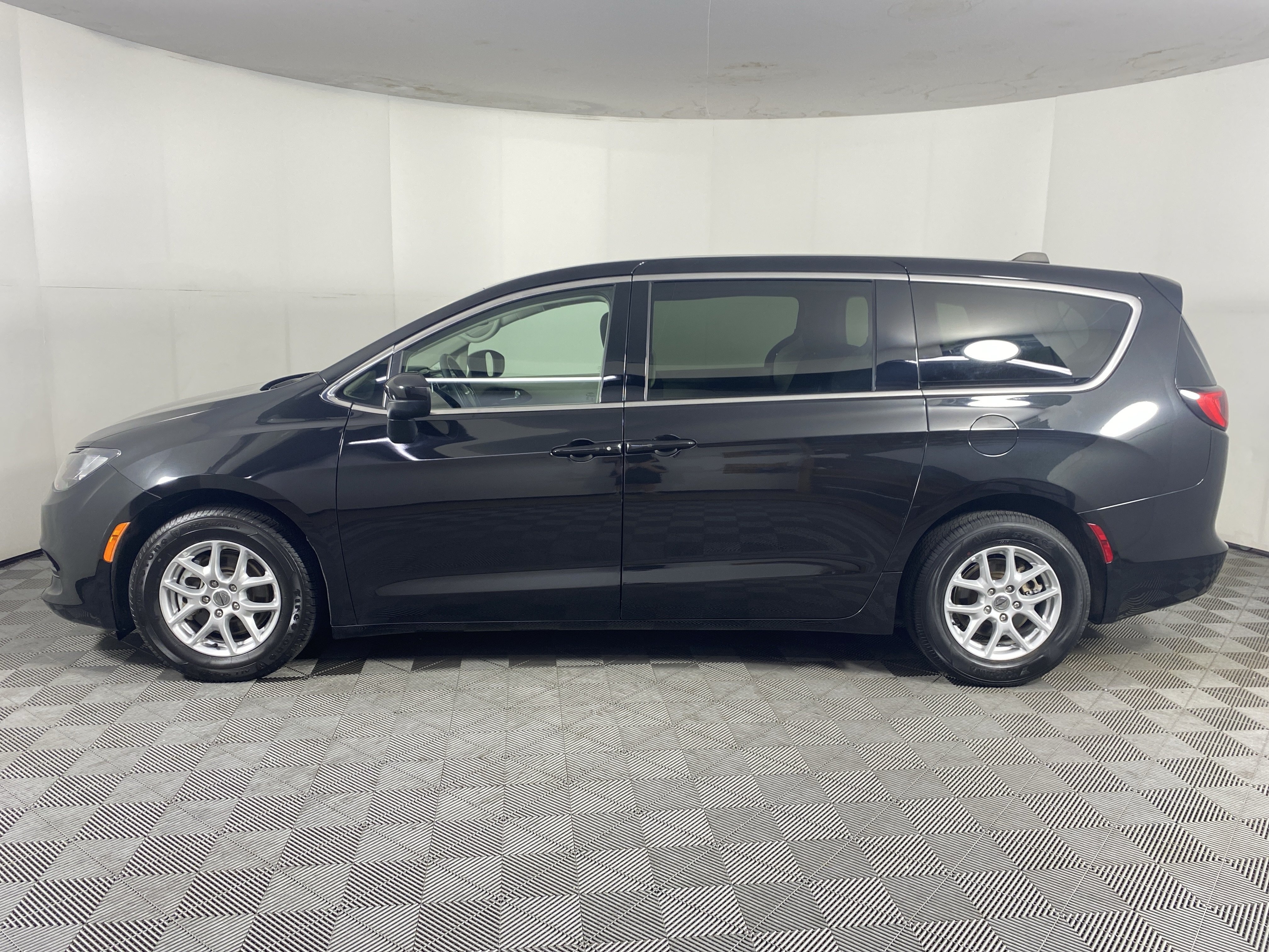 Used 2023 Chrysler Voyager LX FWD image 9