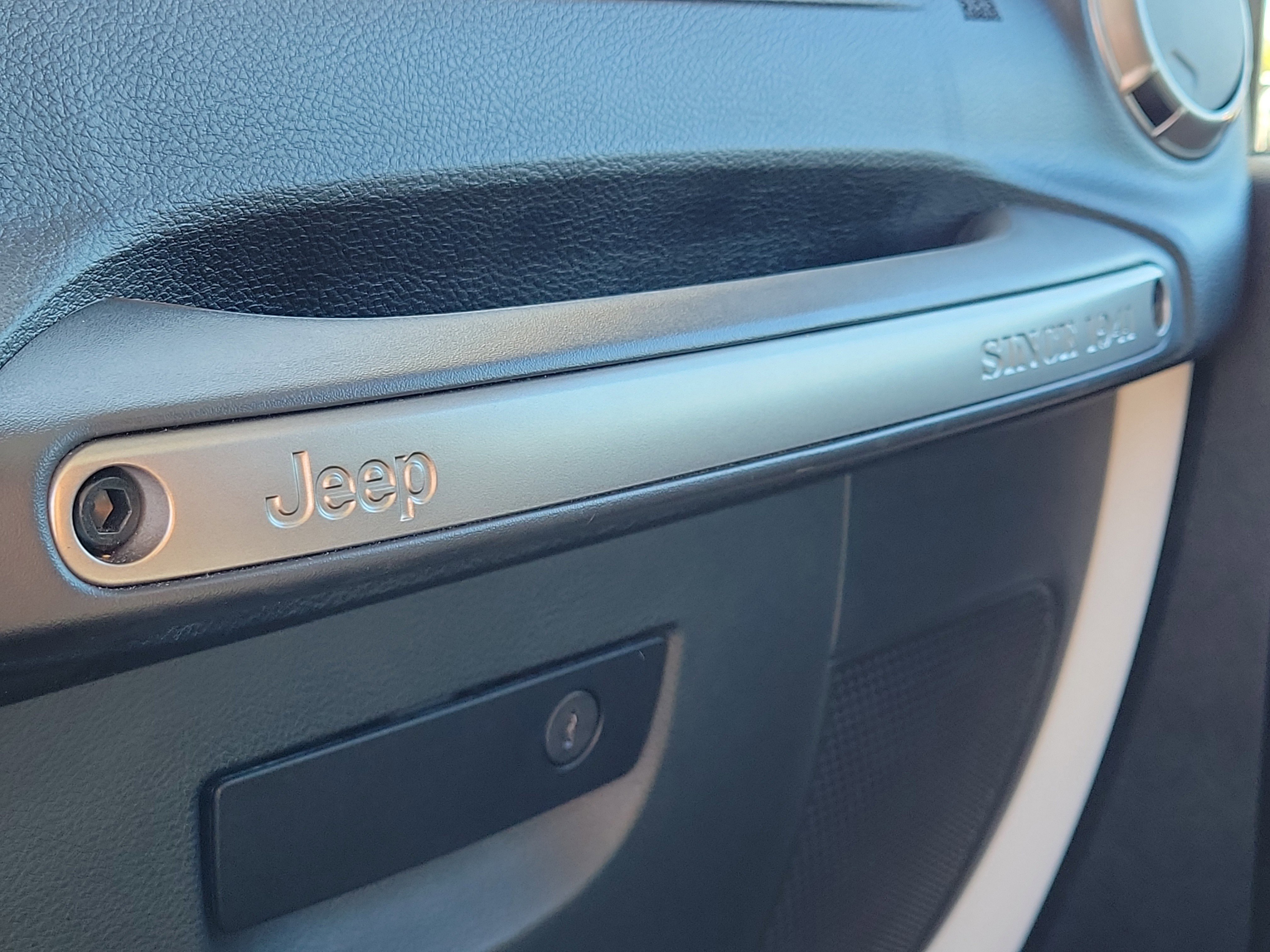Used 2018 Jeep Wrangler Unlimited Sahara AWD/4WD image 27