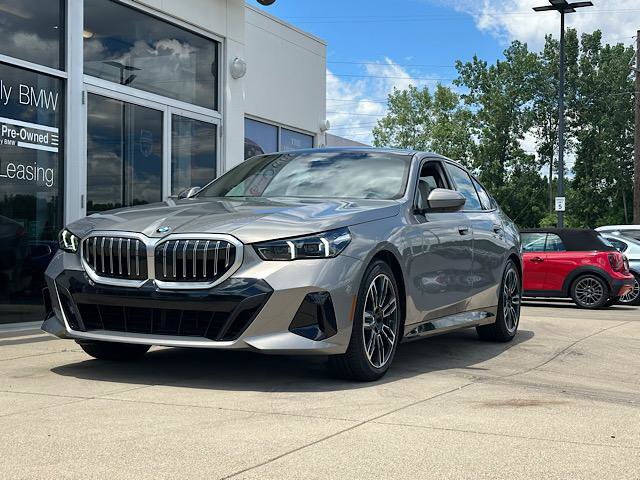 Certified 2025 BMW 530i xDrive AWD/4WD image 3