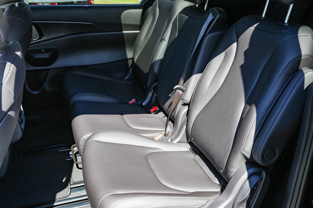 Certified 2026 Kia Carnival SX w/ SX Dark Edition Package FWD image 17
