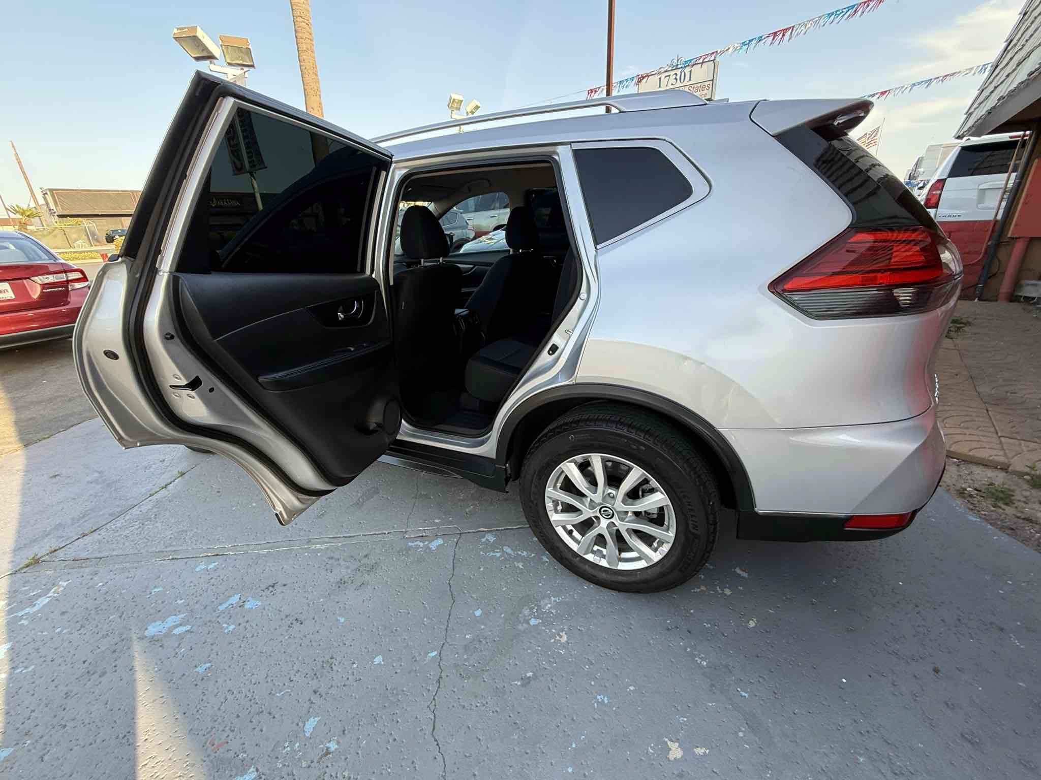 Used 2017 Nissan Rogue SV FWD image 81
