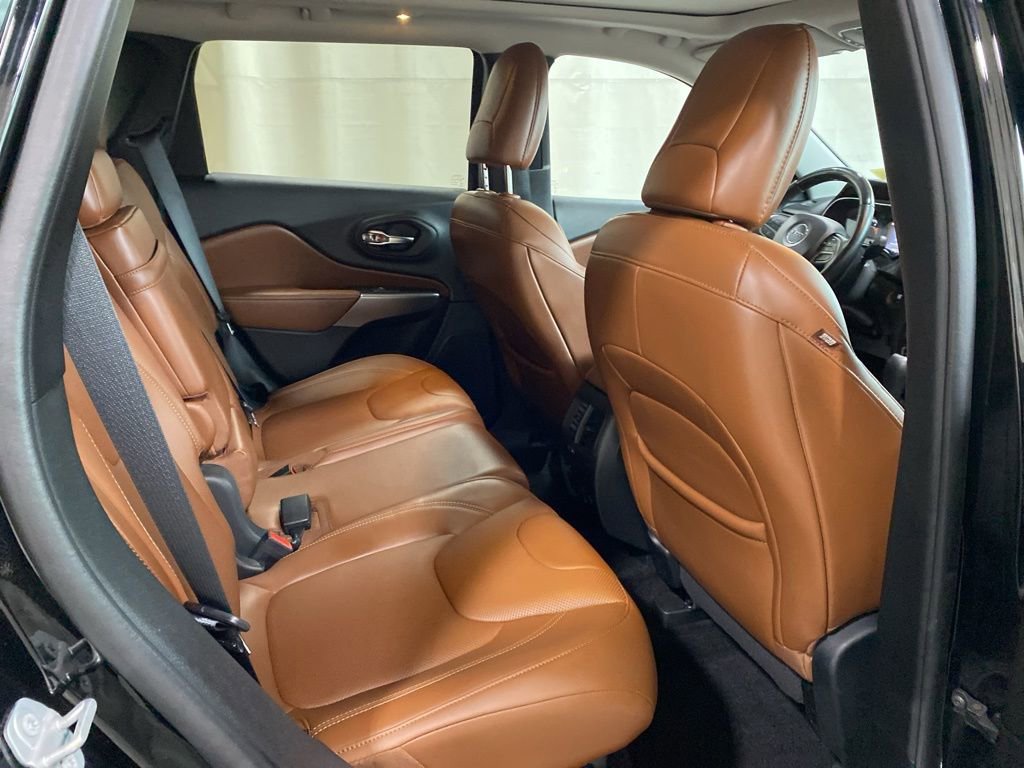 Used 2019 Jeep Cherokee Overland image 12