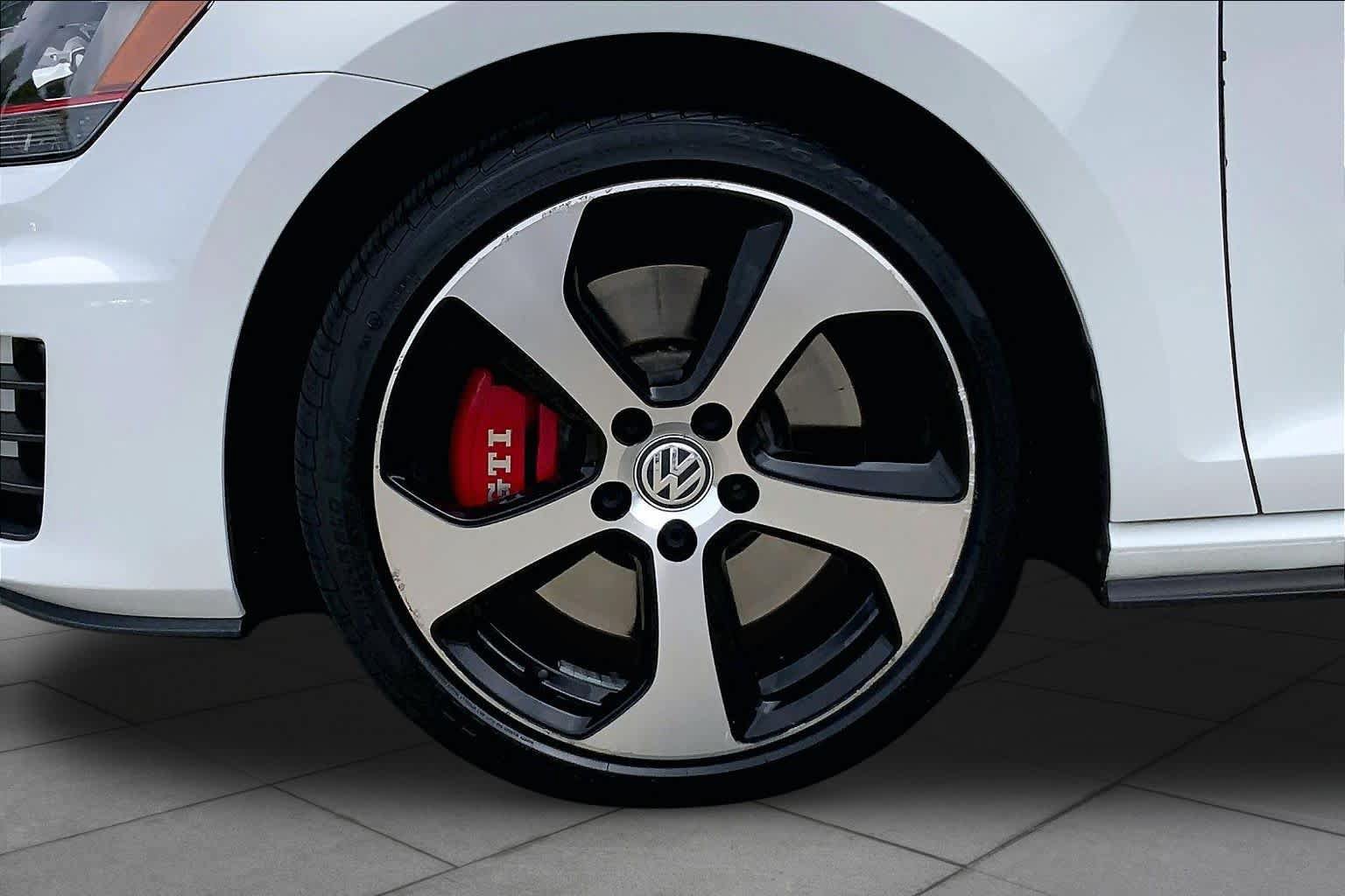 Used 2017 Volkswagen GTI SE FWD image 11