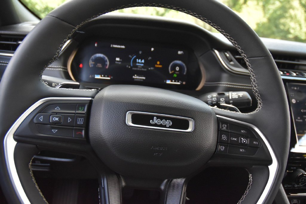 Used 2023 Jeep Grand Cherokee Altitude AWD/4WD image 16
