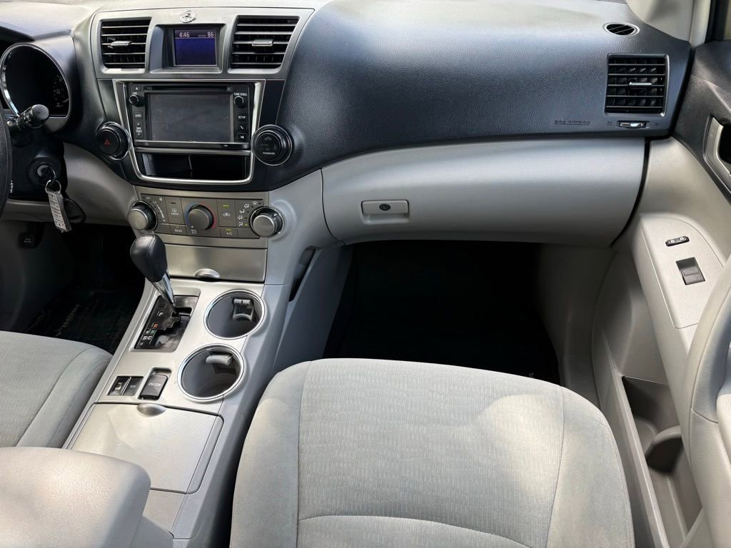 Used 2013 Toyota Highlander Plus AWD/4WD image 12