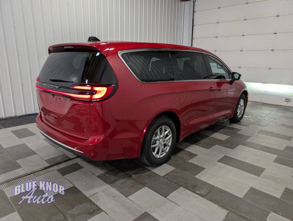Used 2027 Chrysler Pacifica Select FWD image 4