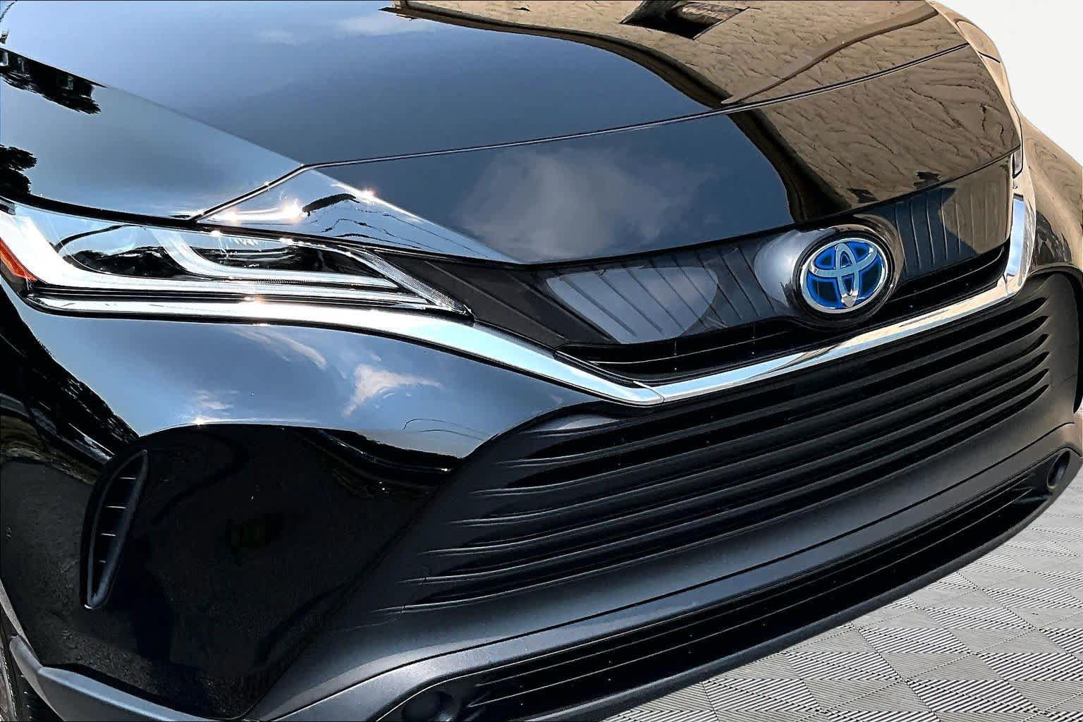 Certified 2024 Toyota Venza LE AWD/4WD image 30