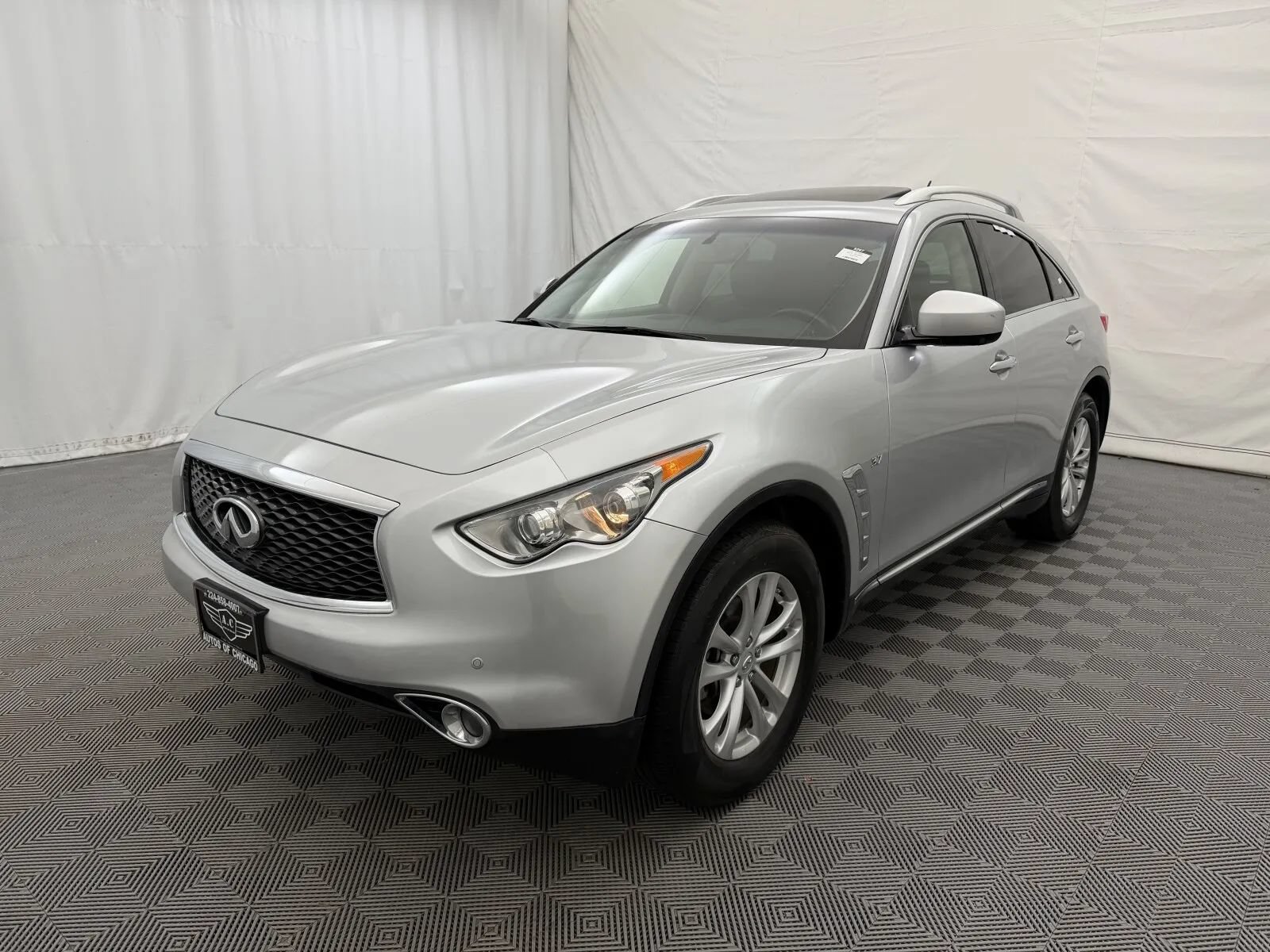 Used 2017 INFINITI QX70 AWD w/ Premium Package image 2