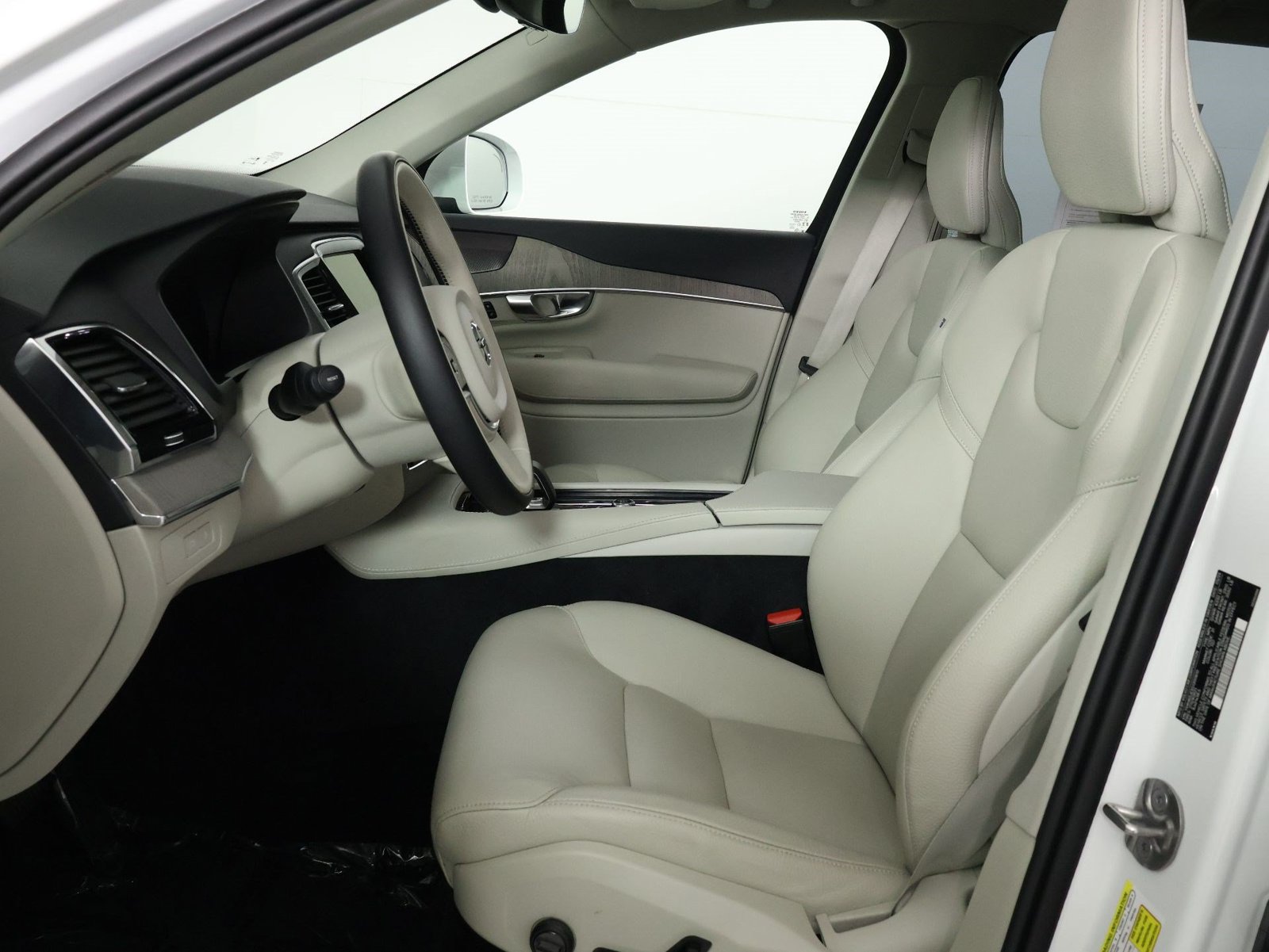 Certified 2025 Volvo XC90 T8 Plus w/ Protection Package Premier AWD/4WD image 31