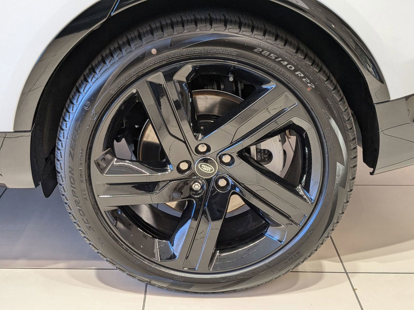 New 2025 Land Rover Discovery Dynamic SE image 9