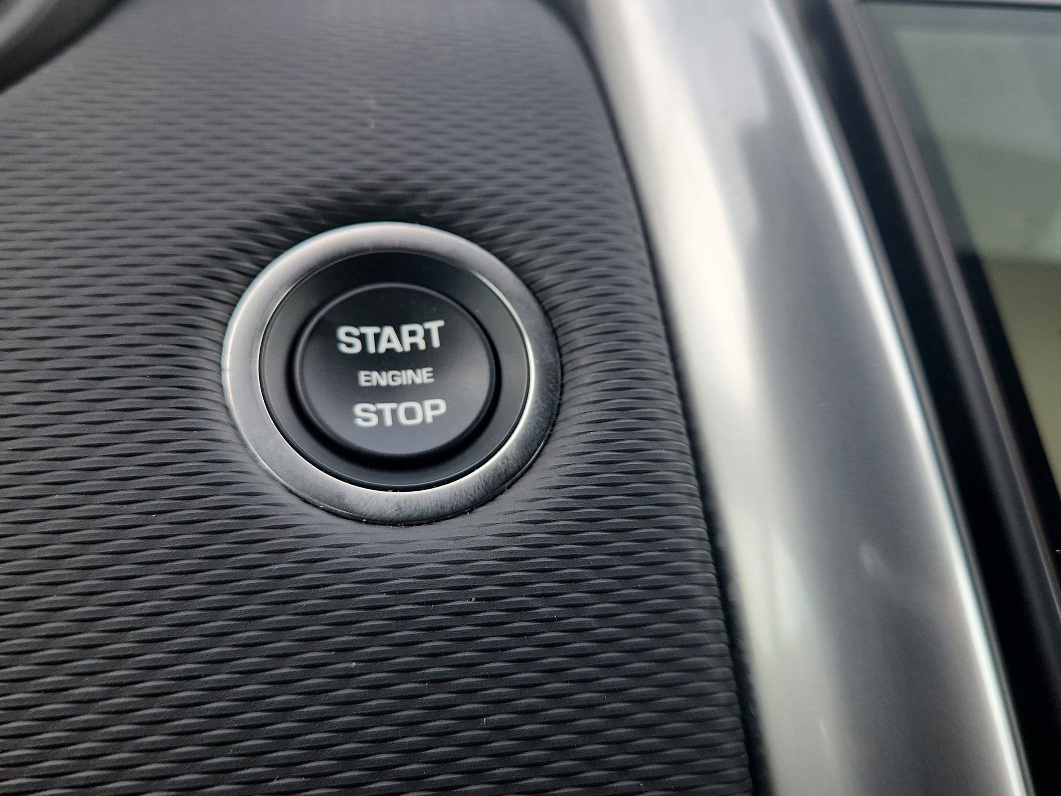 Used 2025 Land Rover Discovery Dynamic SE image 28