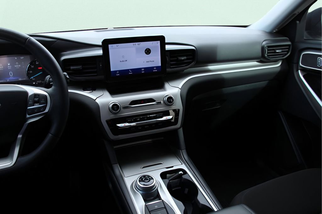 Used 2023 Ford Explorer XLT image 14