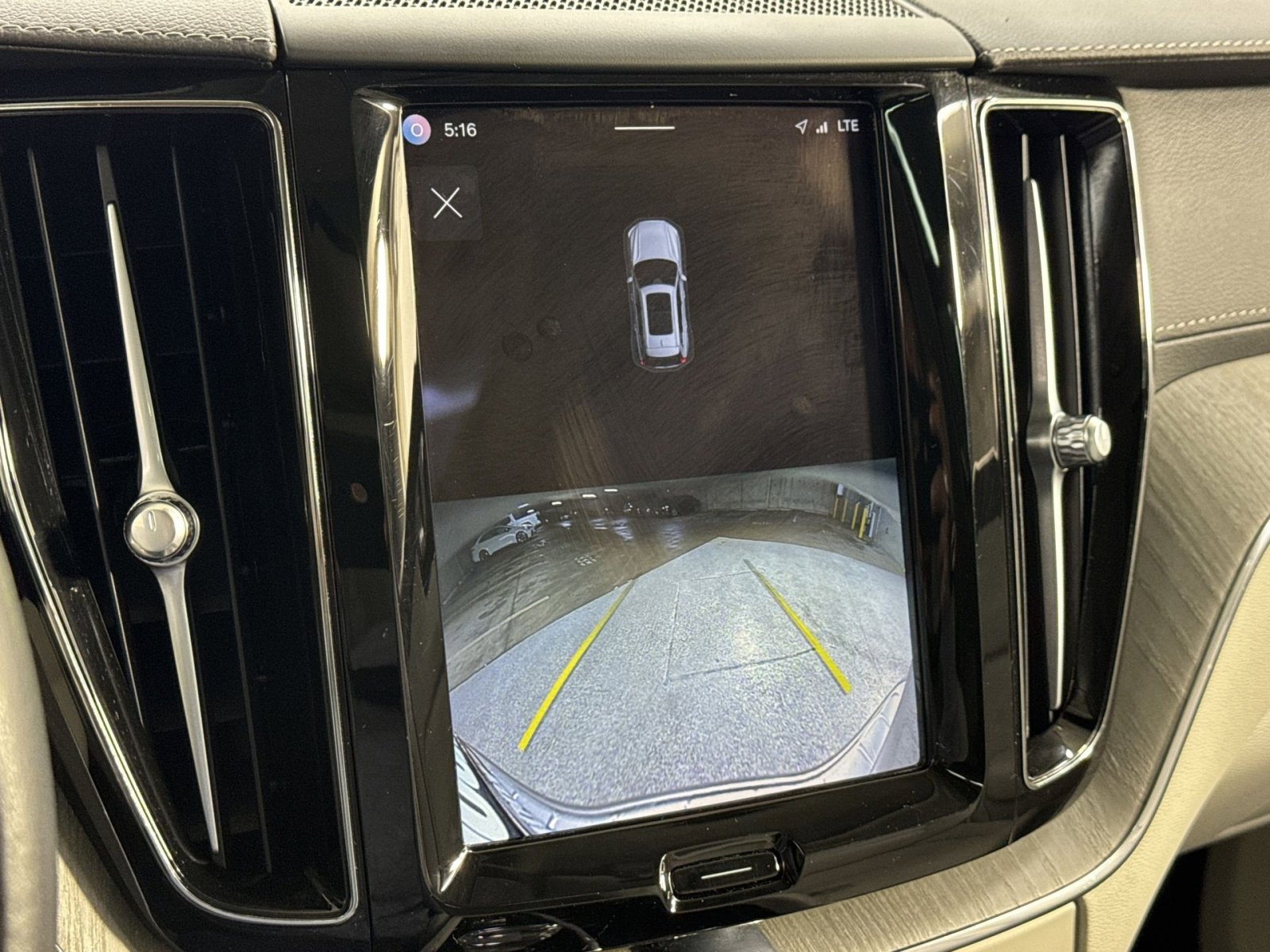 Used 2023 Volvo XC60 B6 Ultimate w/ Protection Package Premier image 23