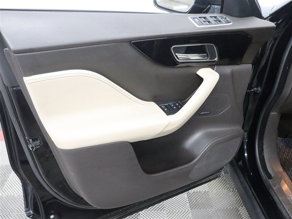 Used 2018 Jaguar F-PACE Prestige AWD/4WD image 16