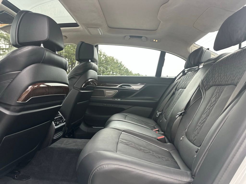 Used 2022 BMW 750i xDrive w/ Autobahn Package image 21