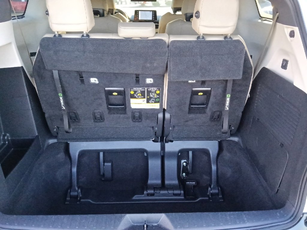 Used 2022 Toyota Sienna Limited image 32