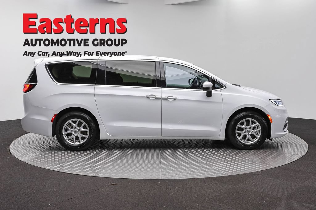 Used 2023 Chrysler Pacifica Touring-L FWD image 4