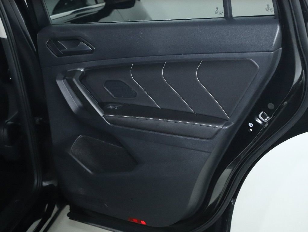 Used 2024 Volkswagen Tiguan SE image 32