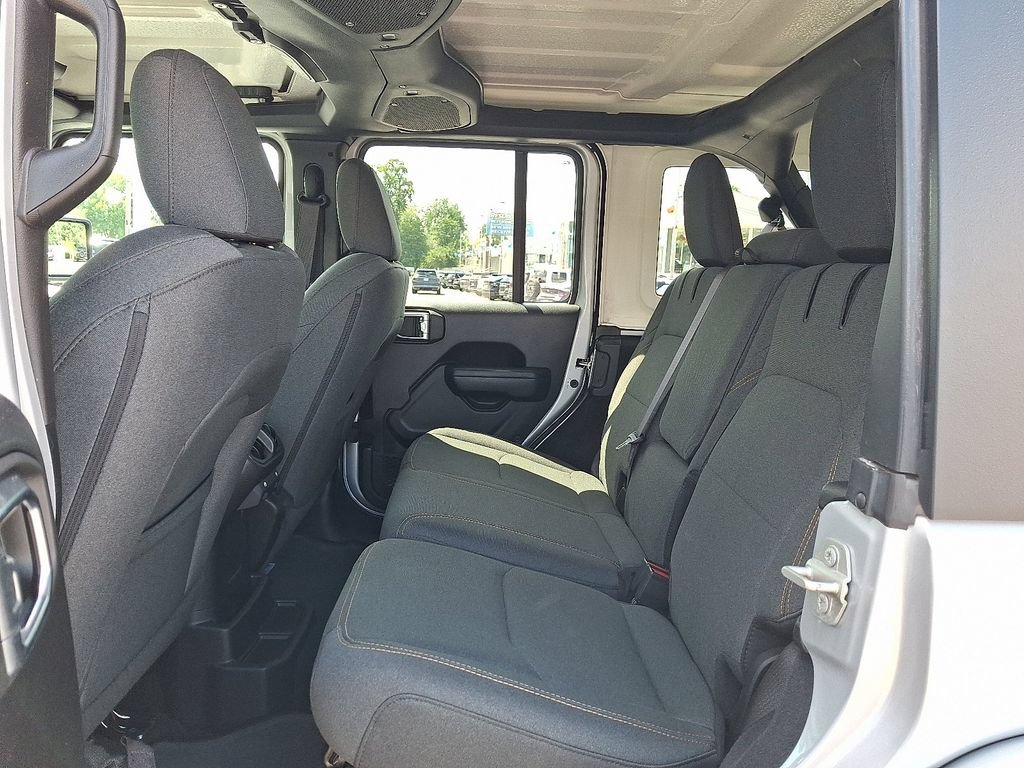 Used 2024 Jeep Wrangler Unlimited w/ Convenience Group AWD/4WD image 11
