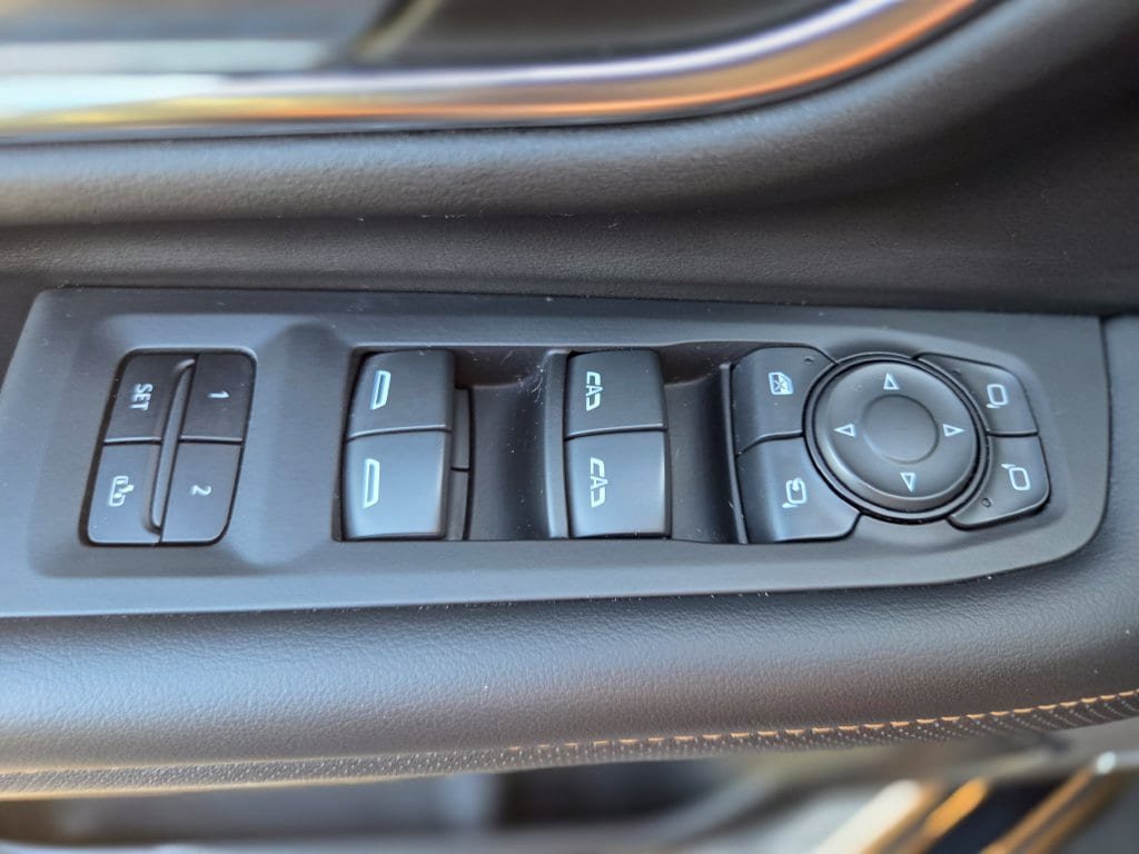 Used 2022 GMC Yukon AT4 AWD/4WD image 30
