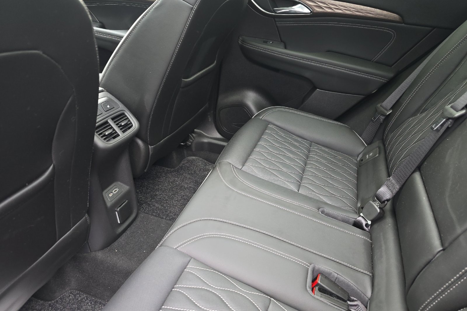 Used 2022 Buick Envision Avenir w/ Technology Package II image 12