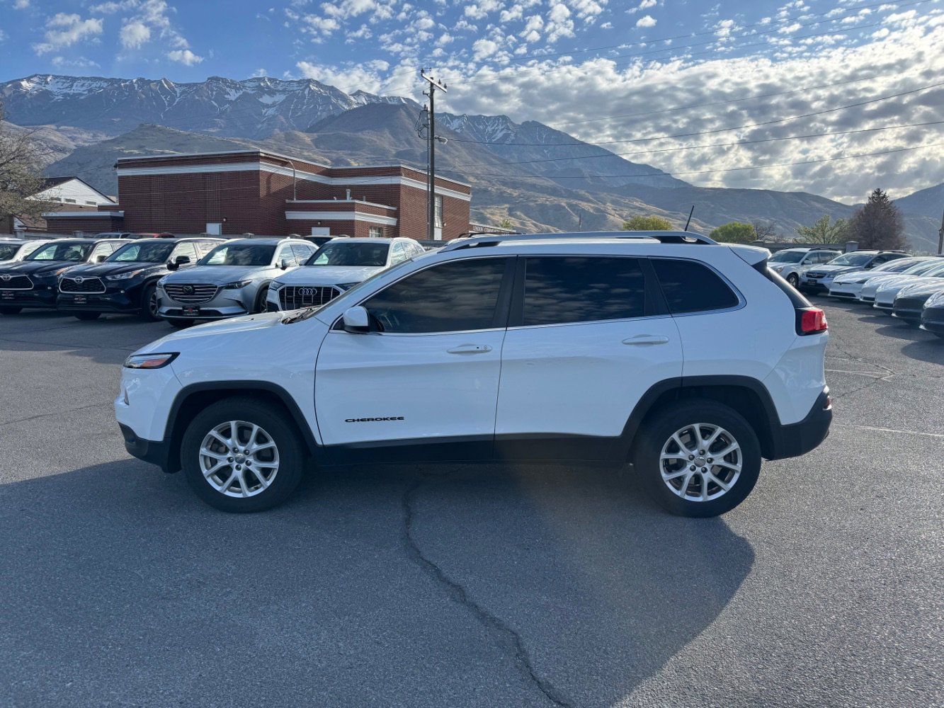 Used 2018 Jeep Cherokee Latitude Plus w/ Cold Weather Group image 2