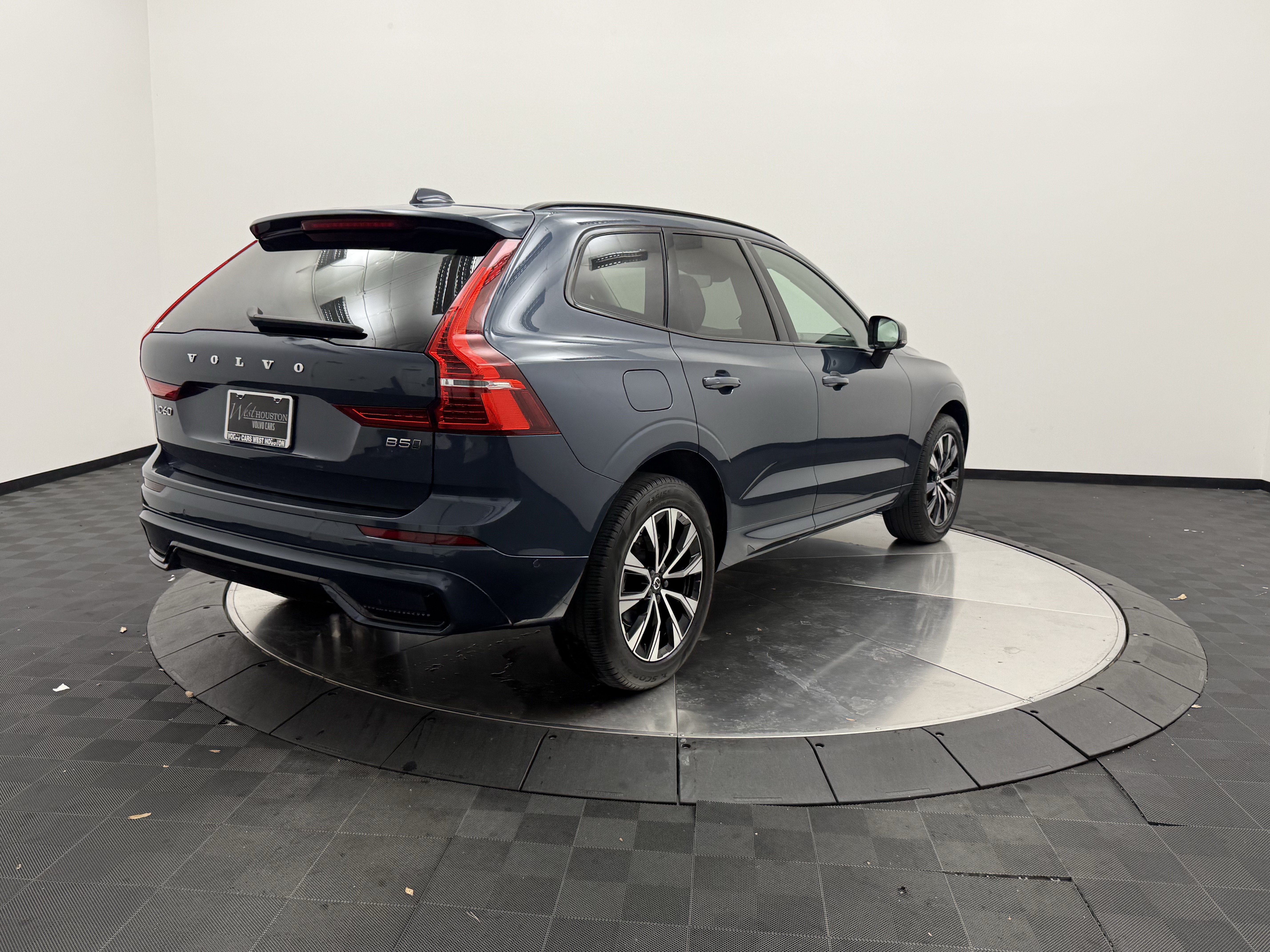 Certified 2024 Volvo XC60 B5 Plus AWD/4WD image 7