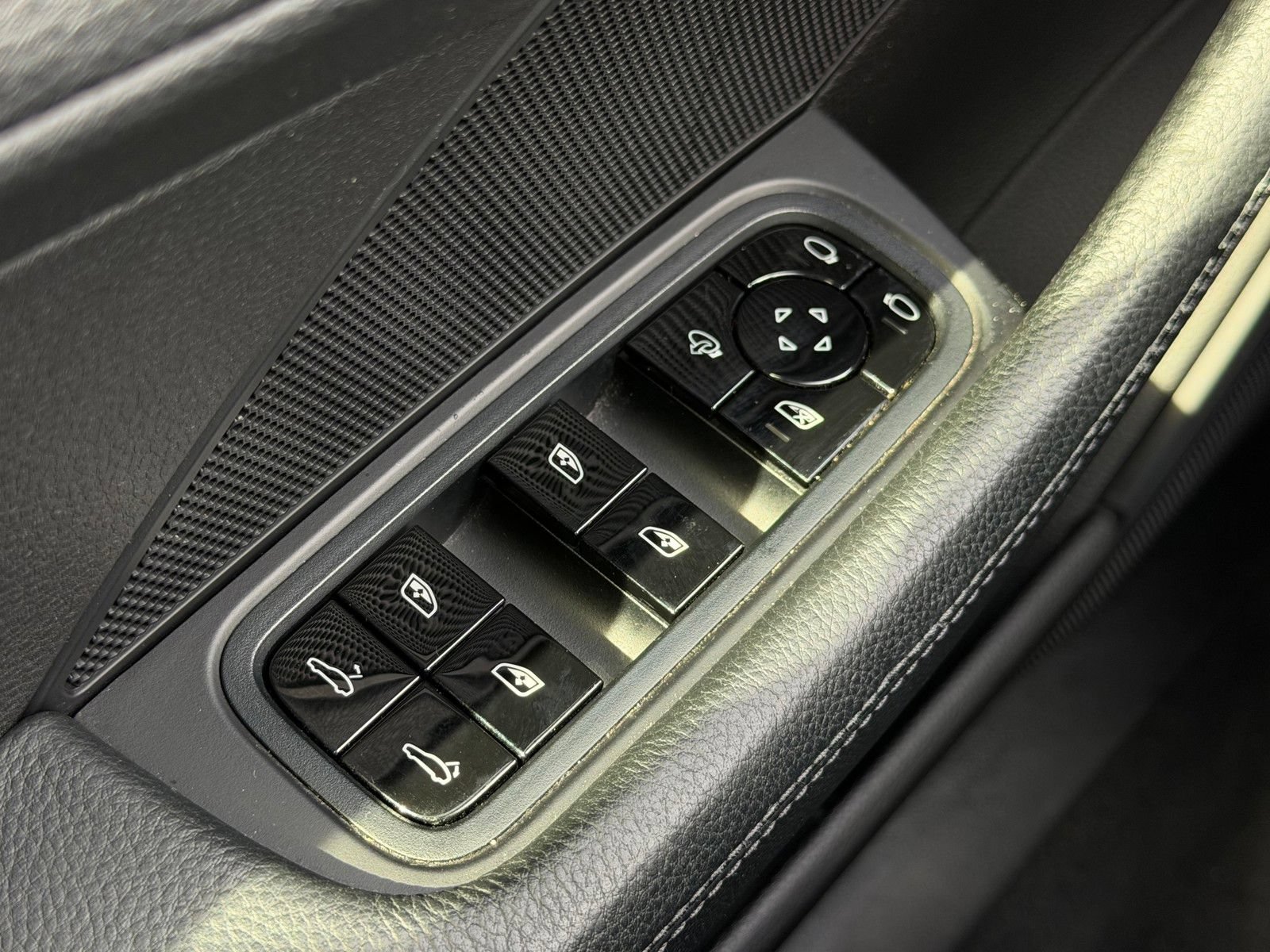 Used 2017 Porsche Panamera image 24