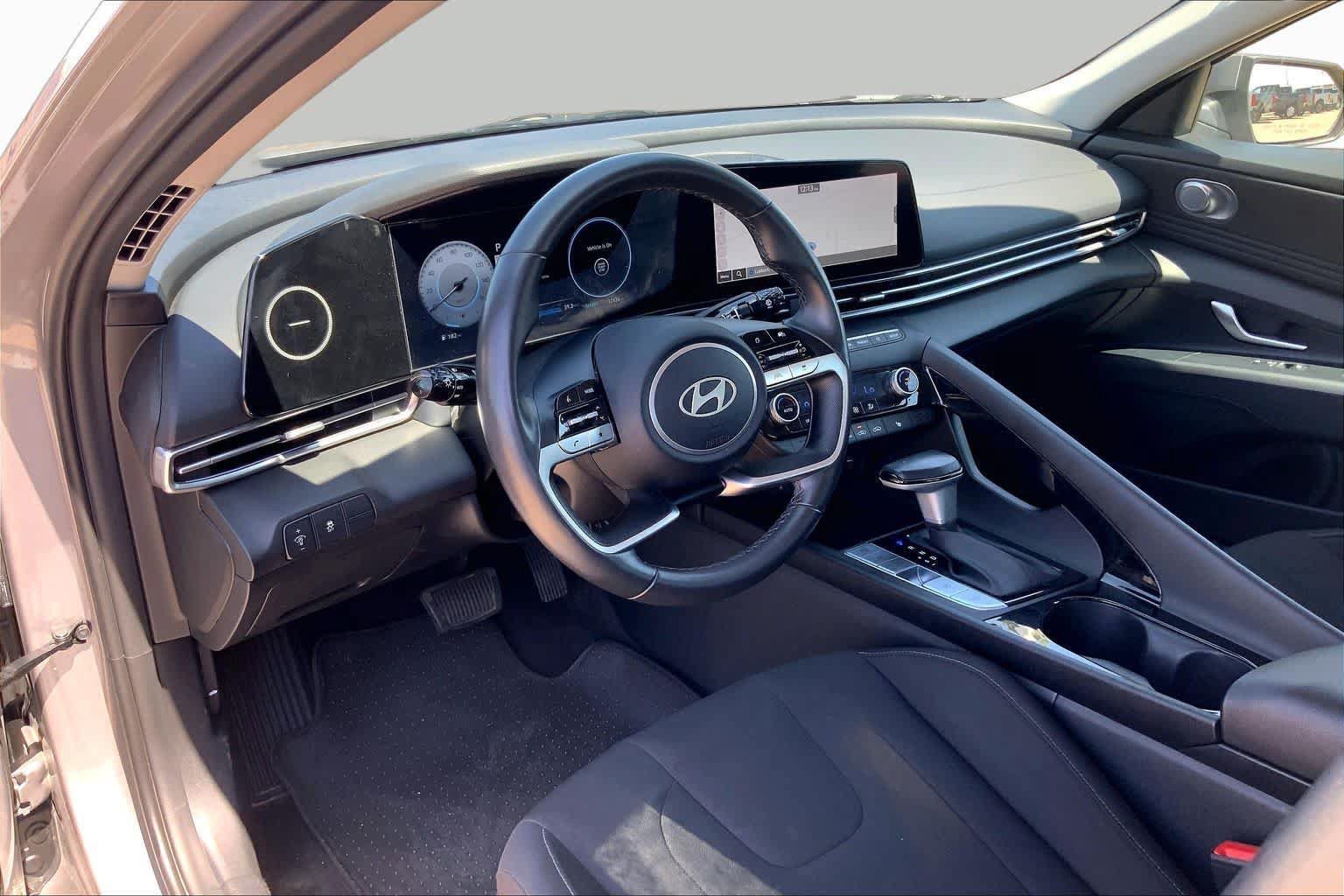 Used 2025 Hyundai Elantra SEL FWD image 17