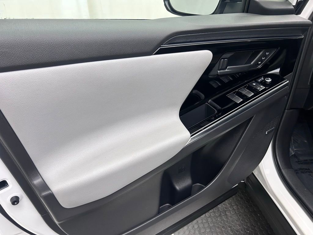 Used 2023 Subaru Solterra AWD image 11