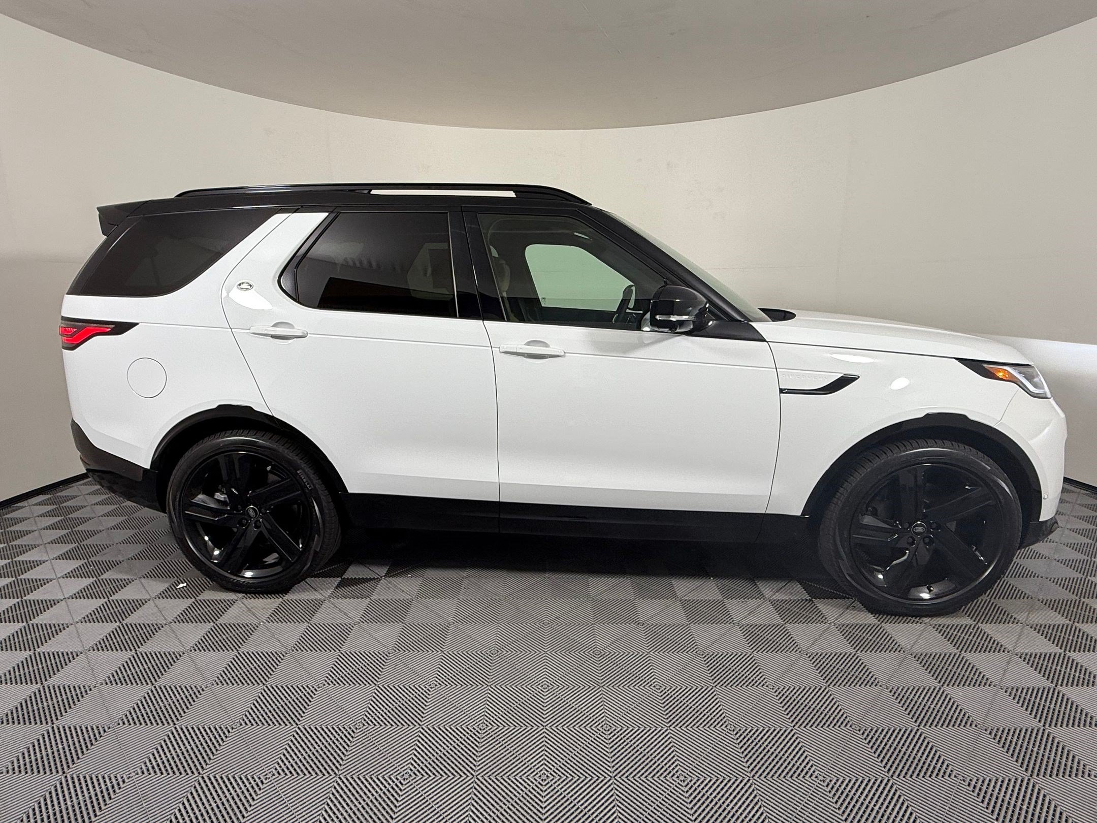 New 2026 Land Rover Discovery Limited Edition AWD/4WD image 8