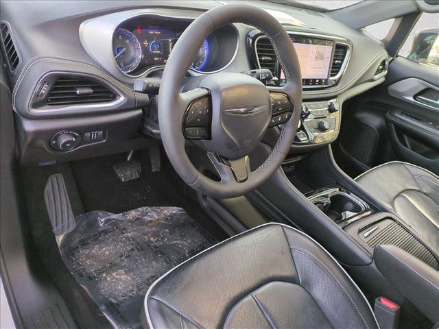 Used 2025 Chrysler Pacifica Limited image 10