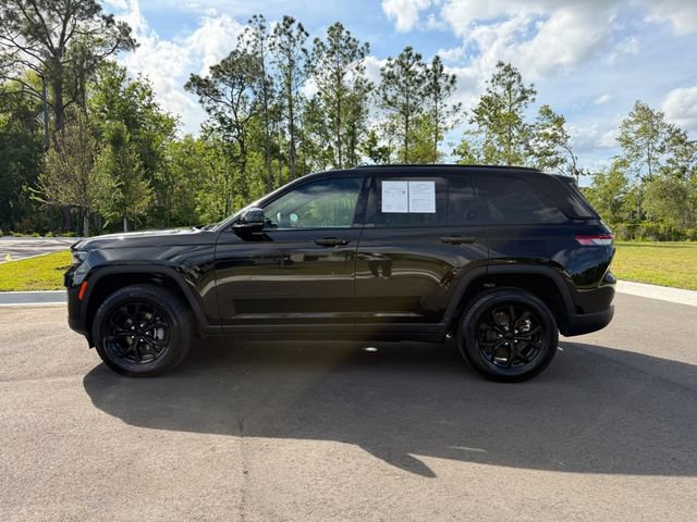 Used 2025 Jeep Grand Cherokee Altitude image 2