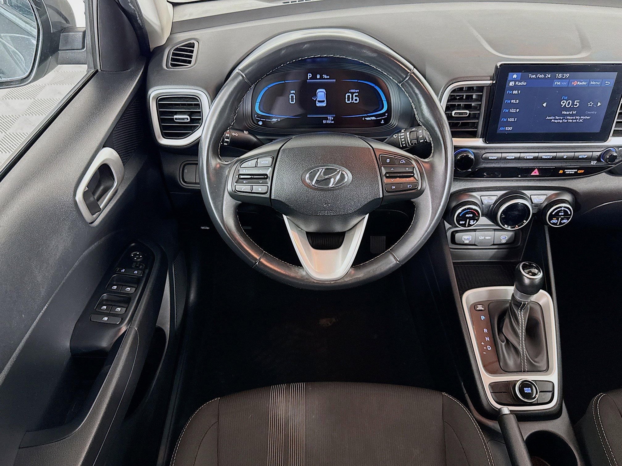 Used 2024 Hyundai Venue SEL image 16