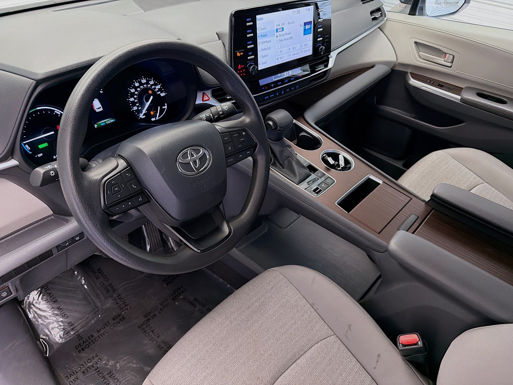 Used 2024 Toyota Sienna LE FWD image 7