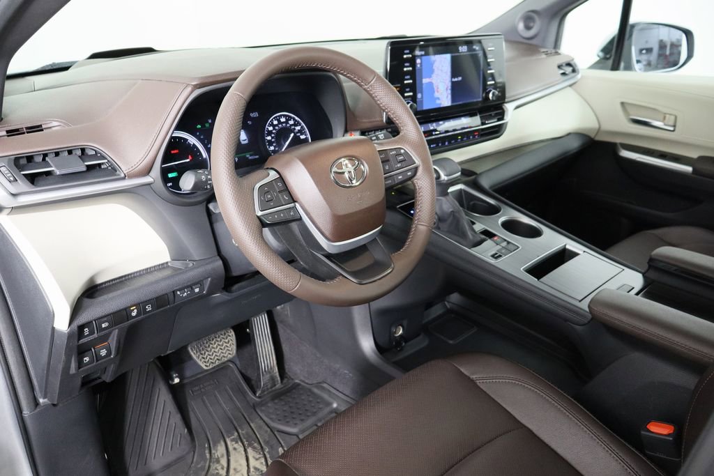 Used 2024 Toyota Sienna Platinum image 30