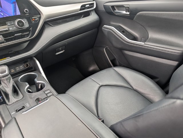 Used 2023 Toyota Highlander XLE FWD image 20