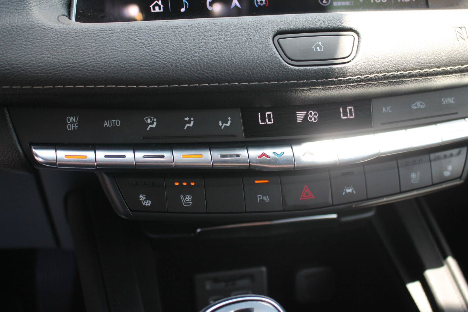 Used 2021 Cadillac XT4 Premium Luxury AWD/4WD image 23